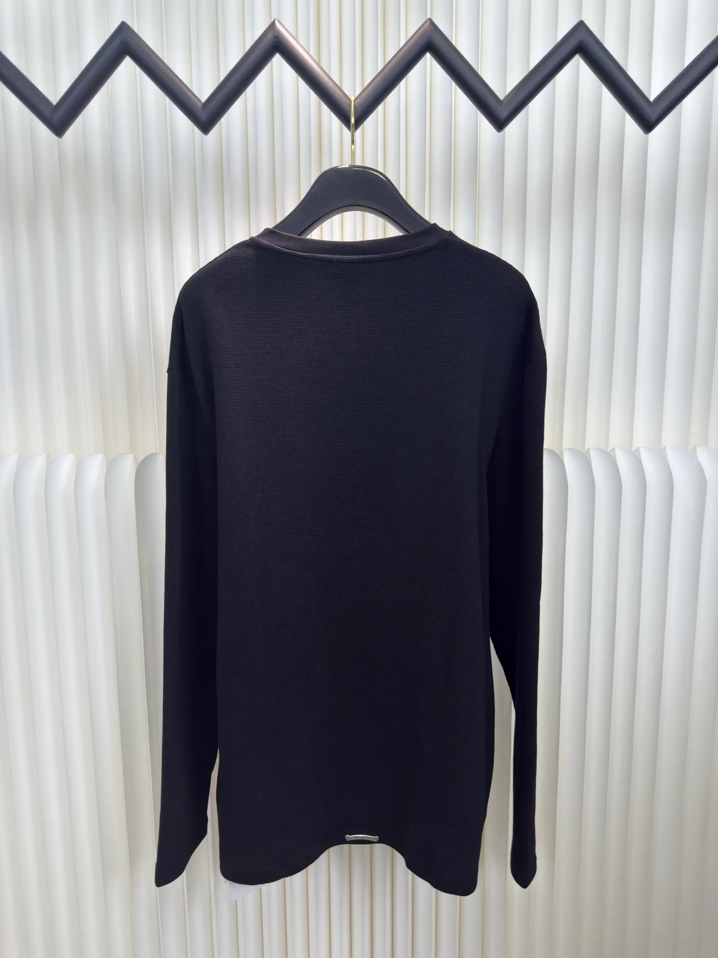 P400 Chrome Hear patchwork leather Henry collar waffle sweatshirt. The fabric is made of 350g cotton waffle double-layer material before washing (to distinguish low-weight, cut corners and non-pure cotton market products). The silver buckles and scrolls are made of antique bronze and real silver (the materials have reached 300+ quality in the market). The leather label is still made of genuine imported lambskin. The most important thing is the hand-sewn leather (the cost is high when it comes to handwork). A lot of effort has been put into the fabric, hardware and craftsmanship. The top quality in the market. The industry benchmark is only owned by a few people. Size S M L
